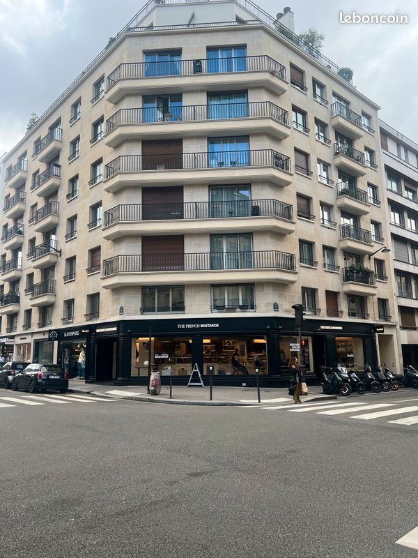 Box fermé avec porte automatique et prise électrique – Paris 16e Rue de la Pompe · 50 000 €