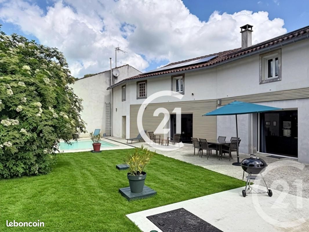 Maison 6 pièces 231 m² · à Salignac-sur-Charente · 231 m² · 349 650 €