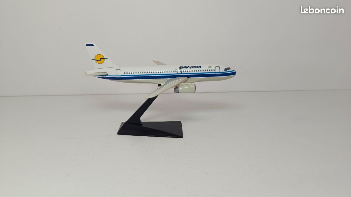 Maquette avion Airbus A320 EuroCypria 1/200 (image 7)