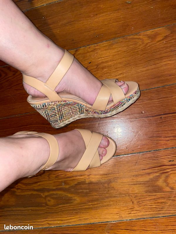Chaussures compensées beige (image 2)