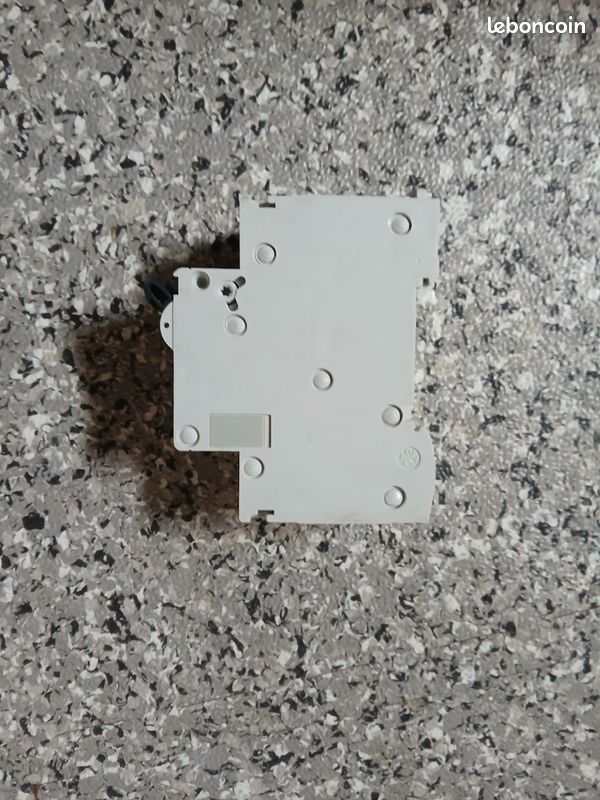 Disjoncteur différentiel C 16 a 30mA (image 7)