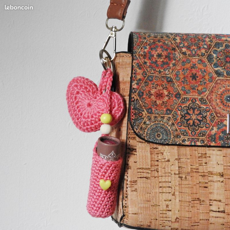 Cadeau tendance crochet : PORTE-CLES COEUR + ETUI POUR BAUME A LEVRES Rose vif (image 1)