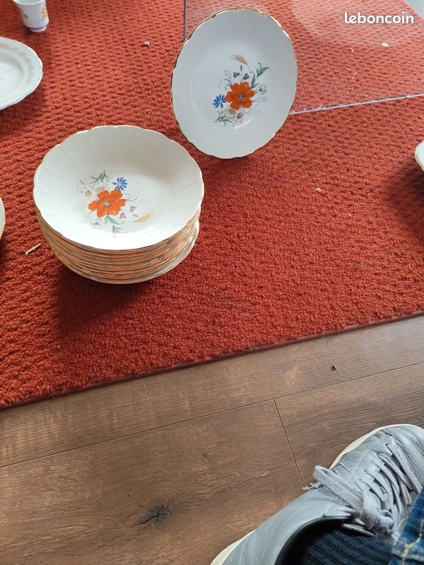 Assiettes en faïence italienne scène galante