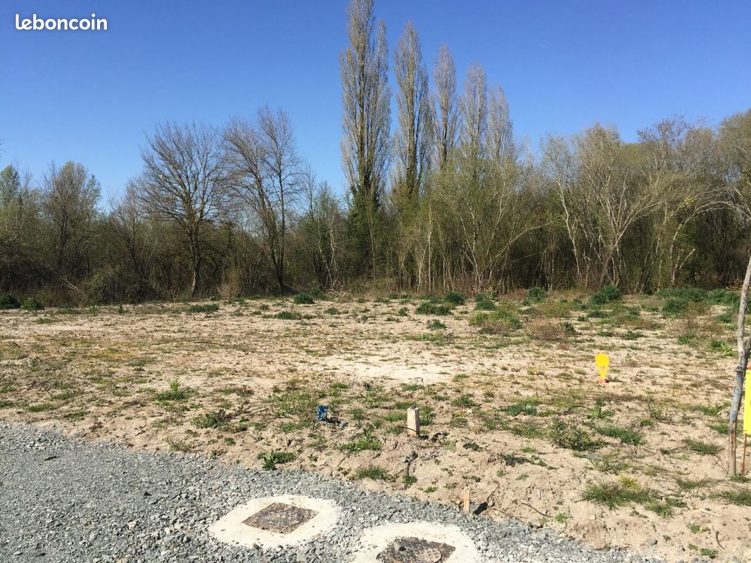 Terrain à bâtir de 867 m² à CAVIGNAC (33) · 49 700 €
