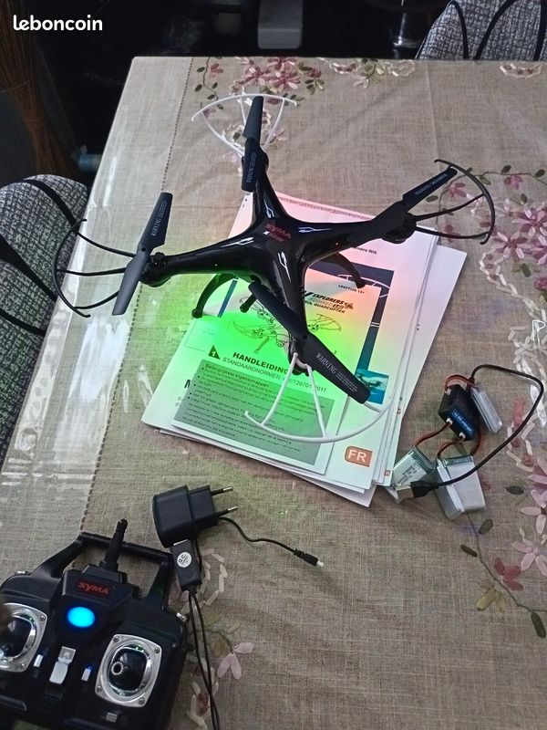 À vendre drone SYMA X5SW-FPV REAL-TIME foull option noir avec toutes les pièces, guide d'emploi (image 1)