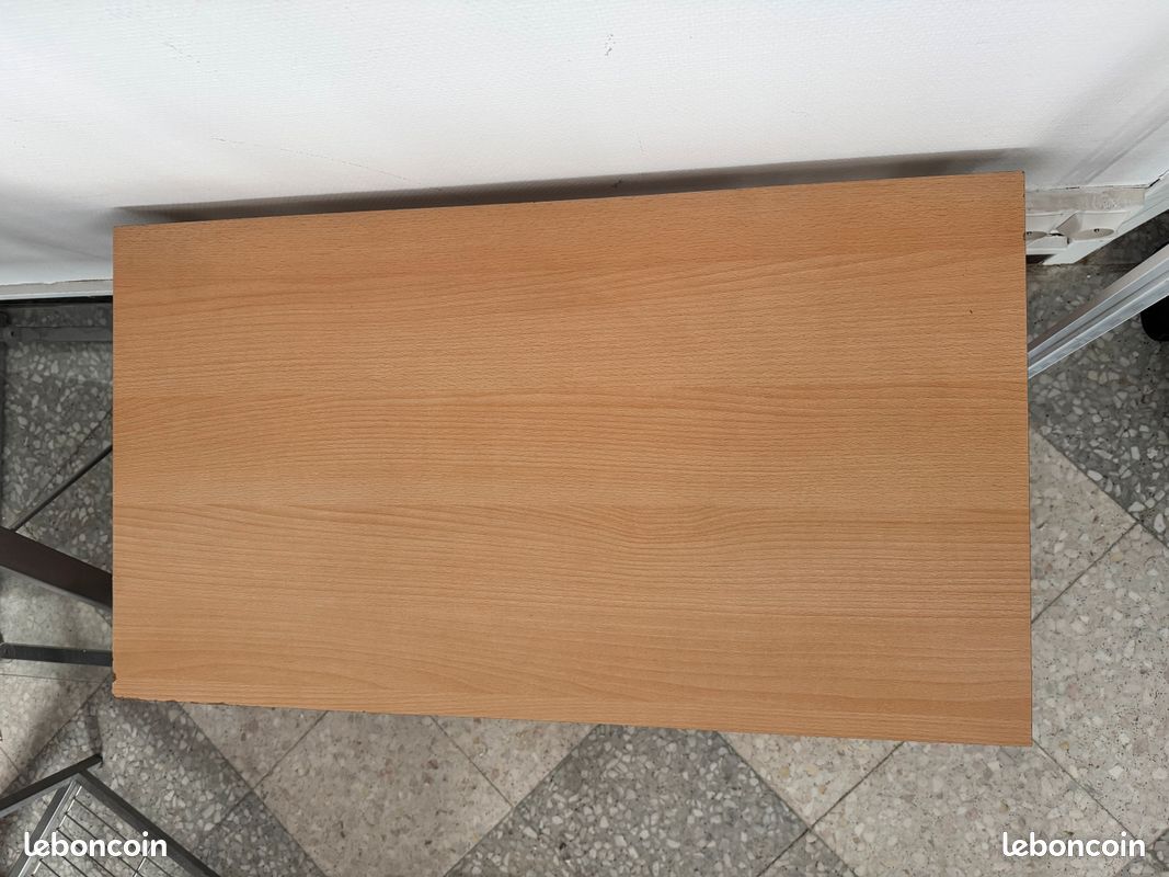 Jolie table basse en bois avec roulettes (image 4)