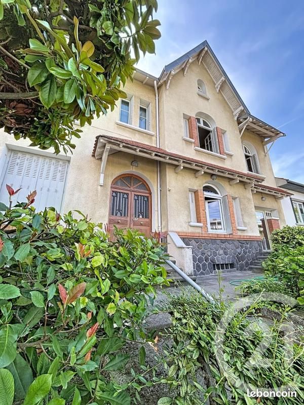 Maison 8 pièces 245 m² · à Riom · 245 m² · 449 000 €
