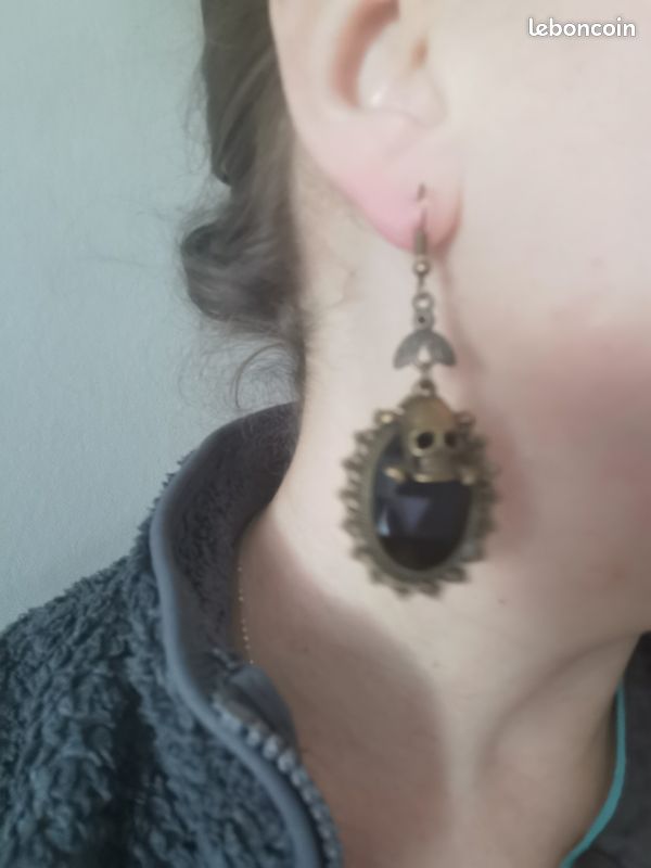 Boucles D'oreilles Vintage Cabochon Résine Noire à Facettes - Clous, Métal Argenté, Occasion