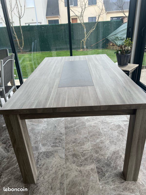 Table en bois clair (image 1)