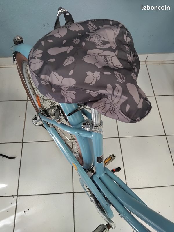 Couvre selle imperméable BASIL modèle Magnolia Blackberry (image 2)