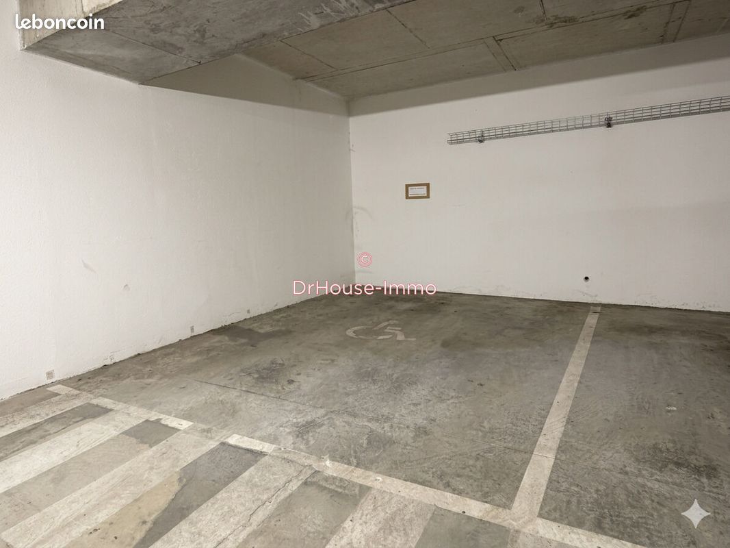 Parking 18 m² · à Romainville · 18 m² · 21 000 €