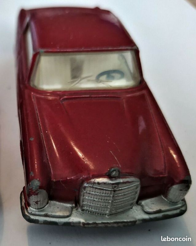 Mini voiture de collection jouet ancien Plymouth Dinky (image 1)
