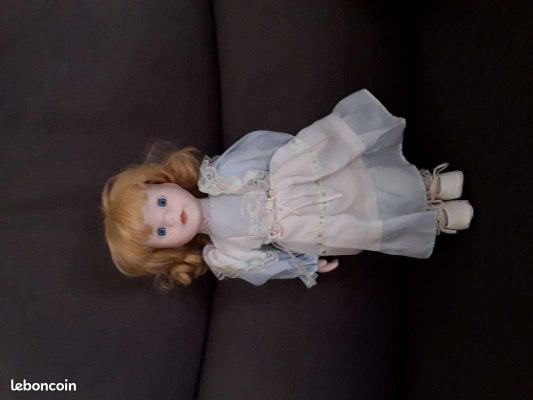 Poupée en porcelaine antique de 10 po. - France