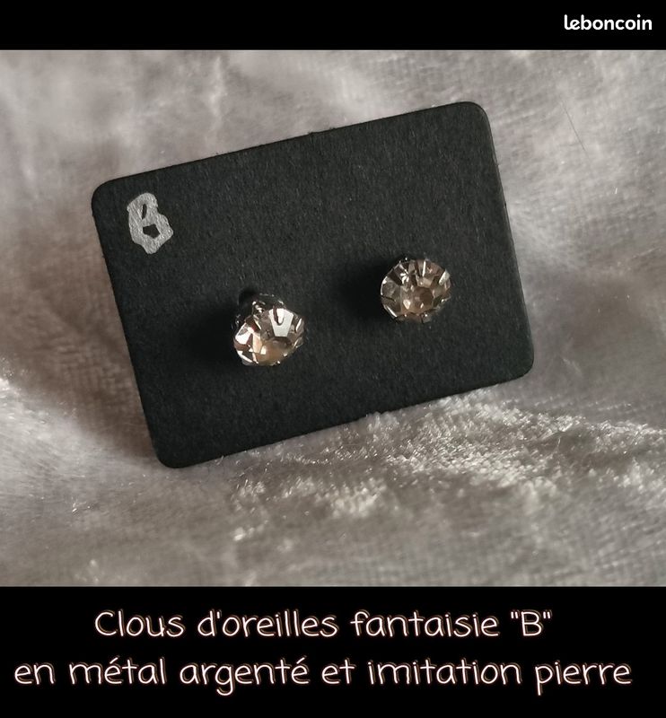 Clous d'oreilles fantaisie "B"* en métal argenté et imitation pierre (image 1)