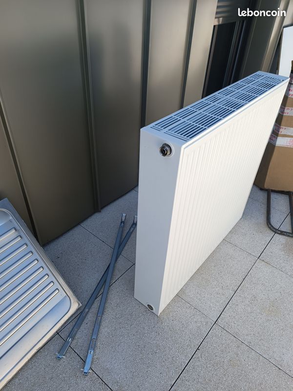 Radiateur acier à eau, type 22 : 2* Panneaux avec ailettes de convection, avec habillage/grille supérieure blanc (image 2)