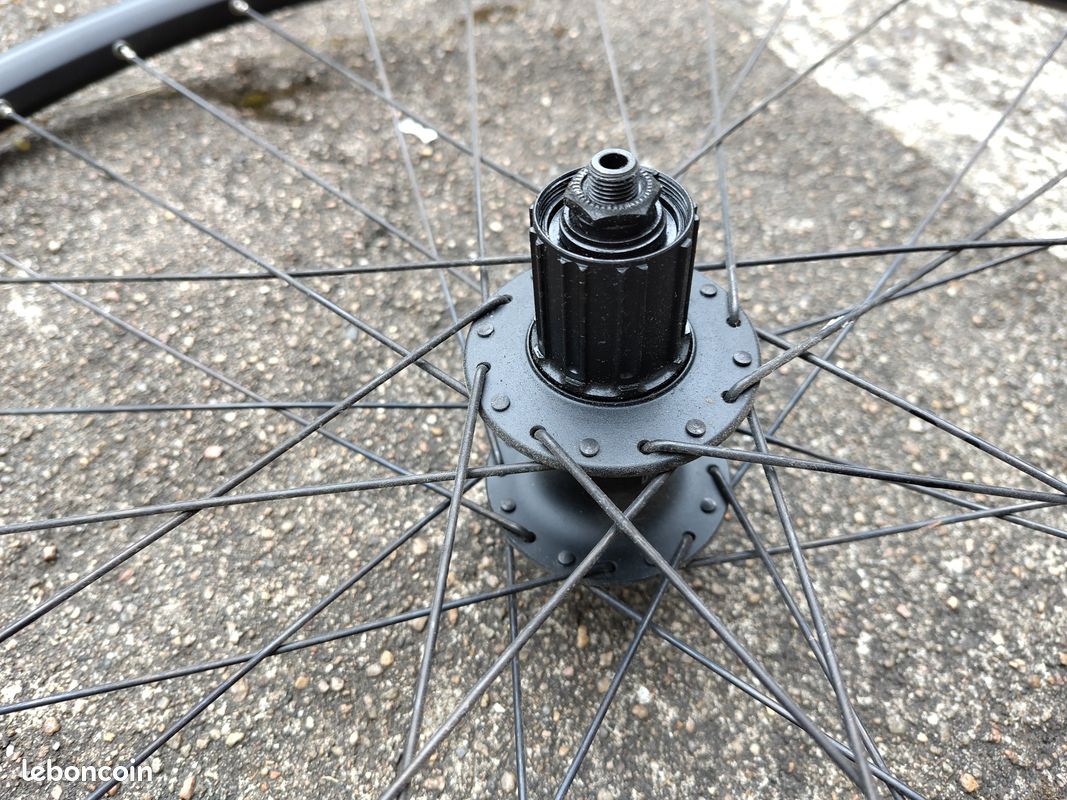 Roue arrière 28 pouces DT Swiss 545d Shimano Deore (image 1)