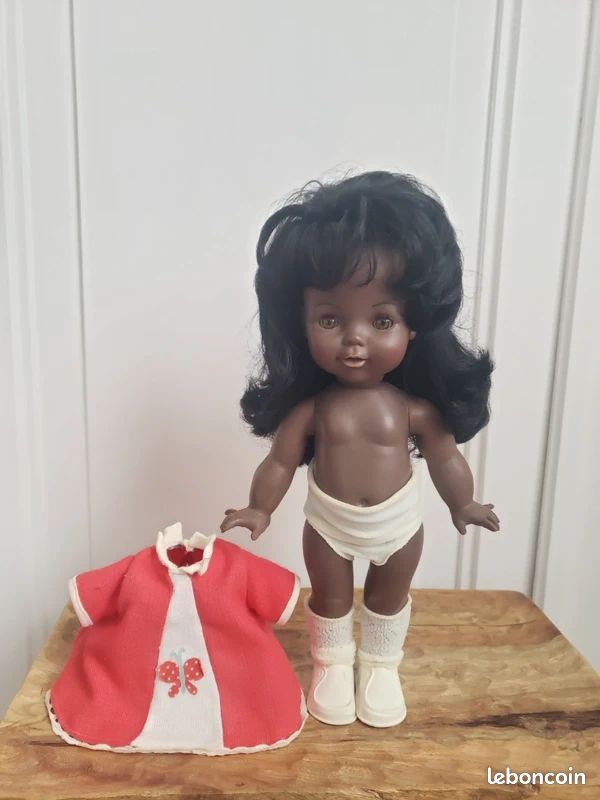 Poupée noire Raynal Baby love - 1969 sur fauteuil