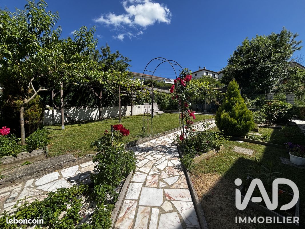 Maison 7 pièces 140 m² · à Le Chambon-Feugerolles · 140 m² · 294 000 €