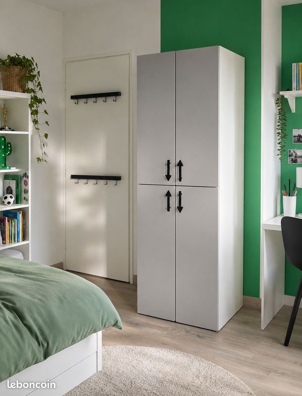 Armoire blanche en bois IKEA PLATSA 60*55*180cm + portes grises SMÅSTAD + tablettes HJÄLPA + poignées JÄRNSPARV noires métal flèches 🖤 (image 1)