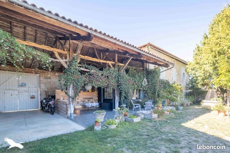 Maison 11 pièces 251 m² · à La Rochefoucauld-en-Angoumois · 251 m² · 395 069 €