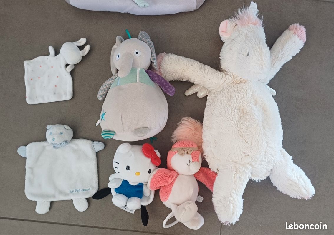 Lot doudous, range pyjama, boite de rangement (image 3)