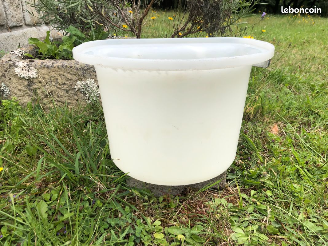 Mangeoires blanches pour chevaux (image 3)