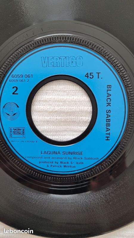 Vinyles 45t- Rose Tattoo + Black sabbath, Nombre : 5 ( 2×45T- Rock'n'roll Outlaw et une version Juke Box année : 1978 + 1×45T- Rock'n'roll is King ( 1981) + 2×45T Black Sabbath : Paranoid ) (image 8)