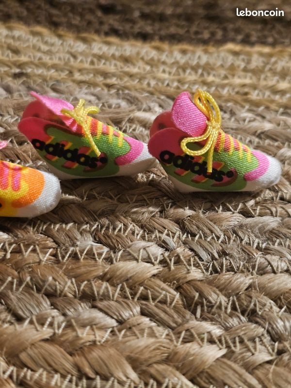 Lot de 2 paires de baskets Adidas Barbie vintage - Jeux & Jouets Lot de 2 paires de baskets Adidas Barbie vintage - Jeux & Jouets