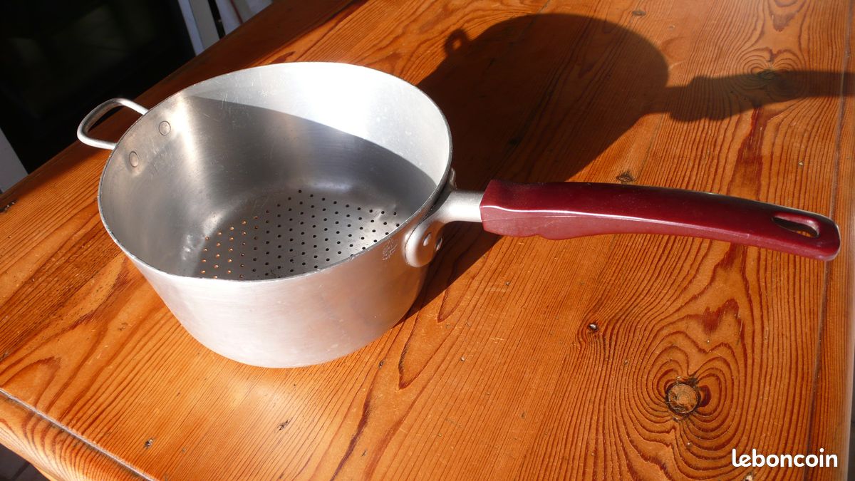 Passoire Ancienne En Aluminium Avec Manche En Bois – Vintage – Très Bon état