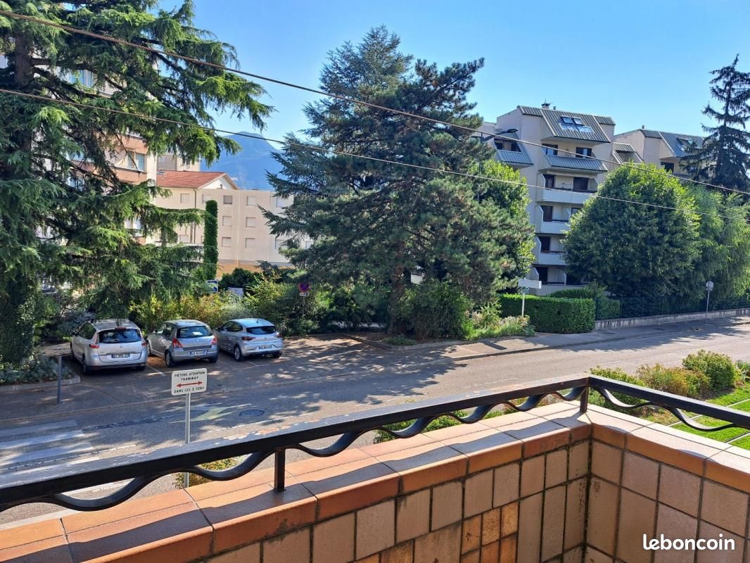 Appartement 3 pièces 81 m² · à Fontaine · 81 m² · 950 €
