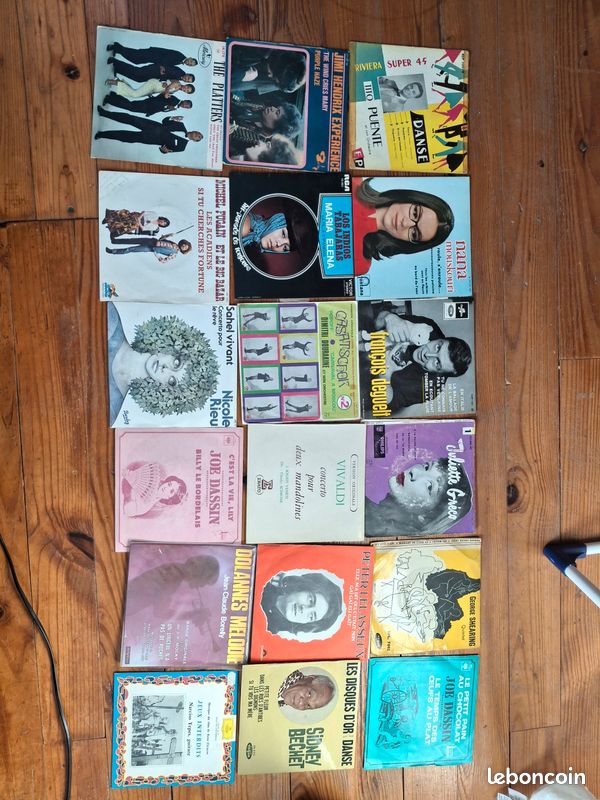 Boite a 45 tours avec 19 disques (image 2)