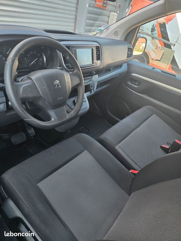 Peugeot EXPERT III TAILLE M CABINE APPROFONDIE FIXE 6 PLACES ATTELAGE 2.0 HDi 120 CV AUTOMATIQUE 2021 TRES BON ETAT PRIX AFFICHE TTC (image 7)