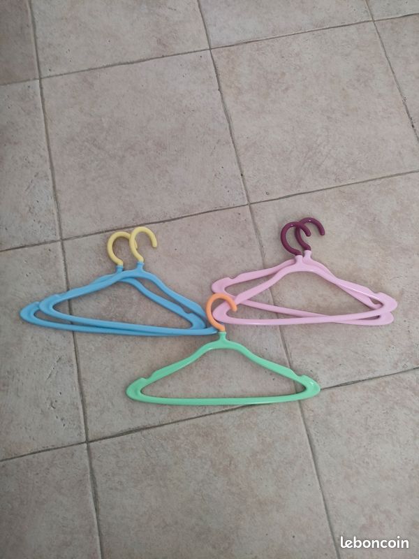 Lot de 5 cintres bébé (image 1)