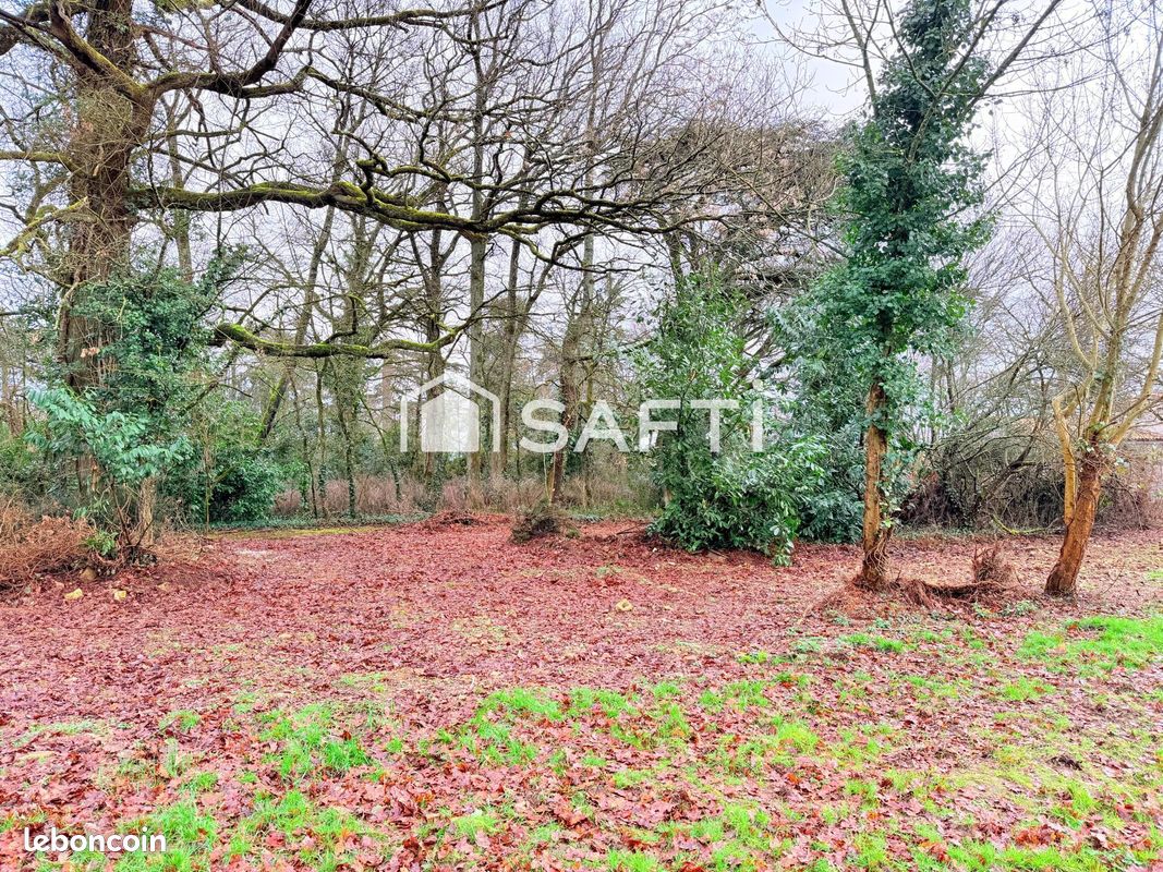 Terrain 11077 m² · à Fontaine-le-Comte · 11 077 m² · 297 500 €