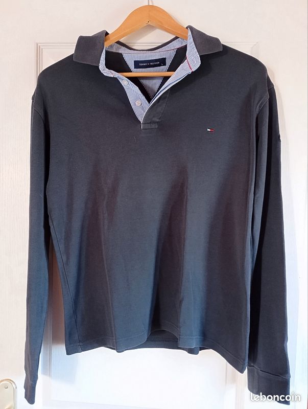 Polo tommy Hilfiger 
Tommy Hilfiger 
Taille L
52 cm entre les épaules 
46 cm entre les aisselles 
66 cm de long
Bon etat (image 1)