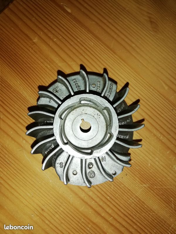 Volant magnétique Stihl 010 AV (image 1)