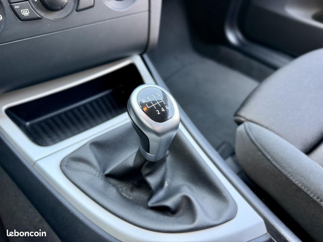 BMW SéRIE 1 COUPé 125i 3.0L 6 cylindres - Boîte manuelle - Montego Blue (image 22)