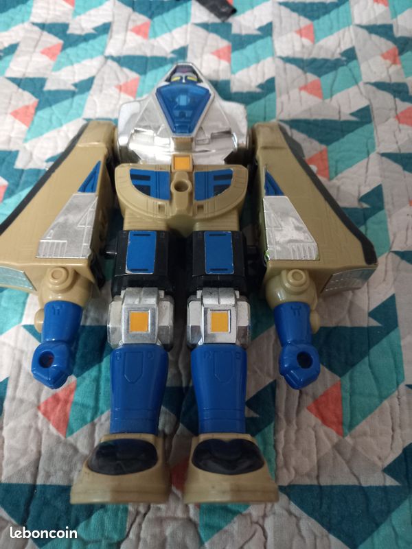 Robot transformer simple avec arme (image 1)