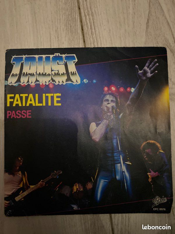 Vinyle taust fatalite passe (image 1)