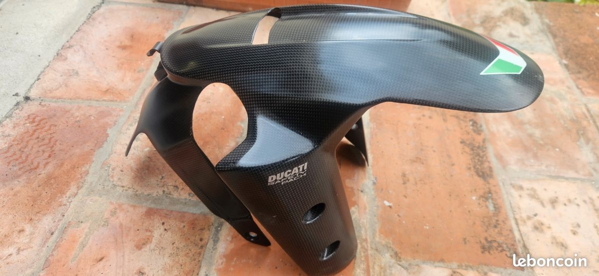 Garde boue carbone multistrada v4 (image 1)