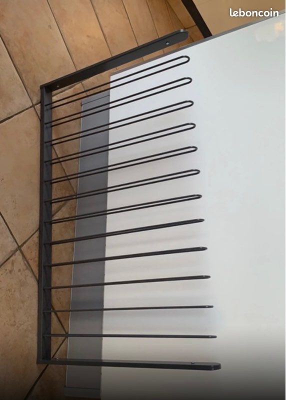 Porte pantalon avec rail intégré en métal gris (image 2)
