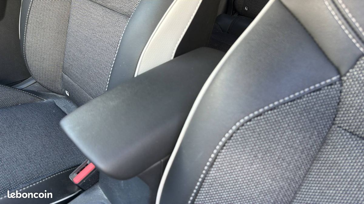 Renault captur tce 140 21 intens (image 28)