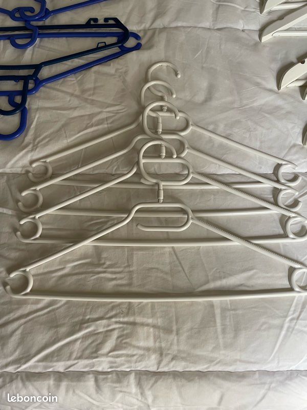 Cintres en bois blanc et pin et plastiques (image 3)