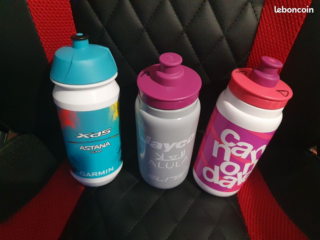 Bidons aux designs d'équipes cyclistes pro