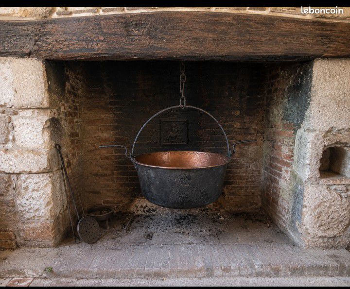 Grand chaudron ancien de cheminée cuivre plein avec poignée en fer forgé fin XVIII ème siècle (image 1)