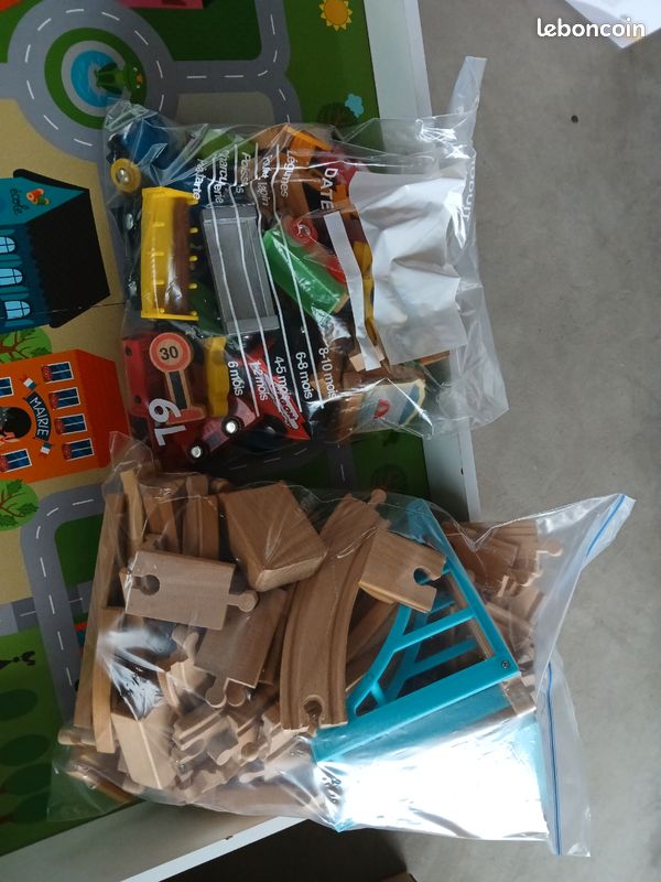 Vends train en bois avec table de jeu (image 4)