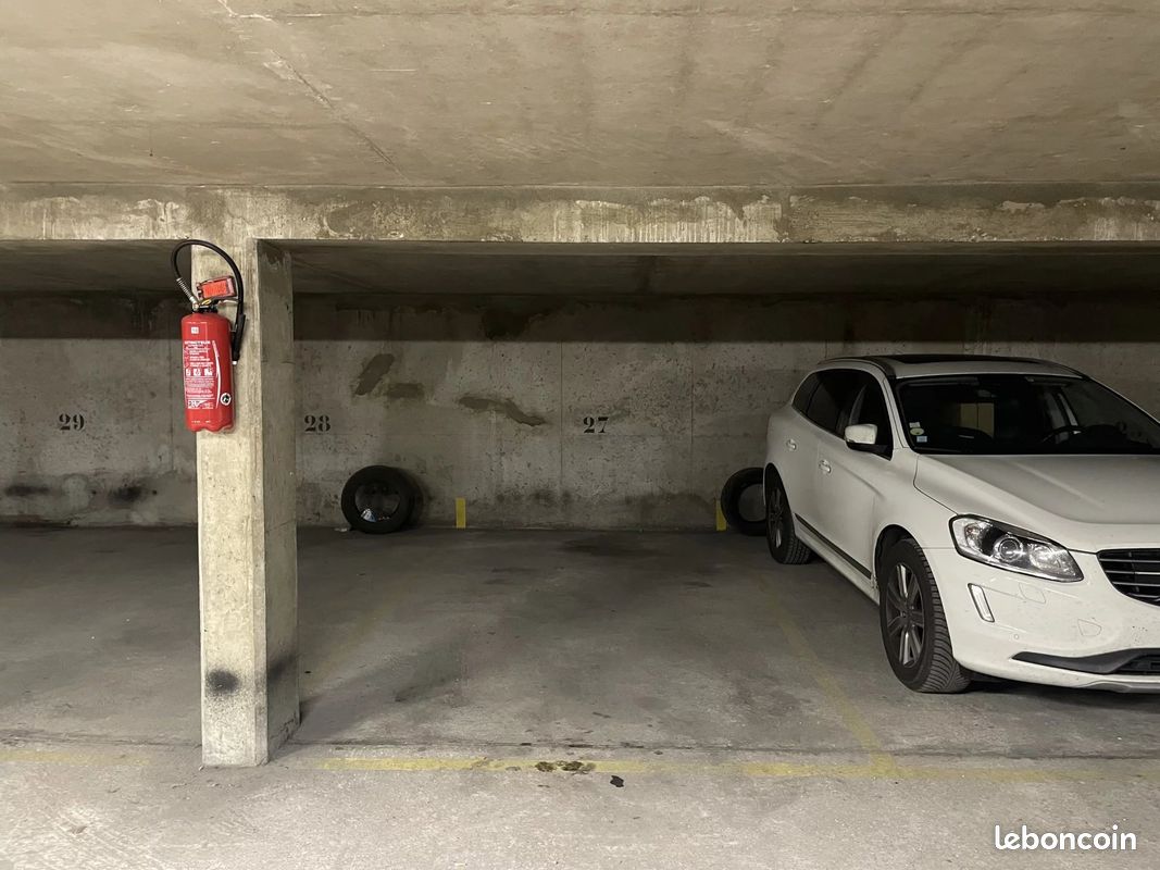 Parking 12 m² · à Paris · 12 m² · 100 €
