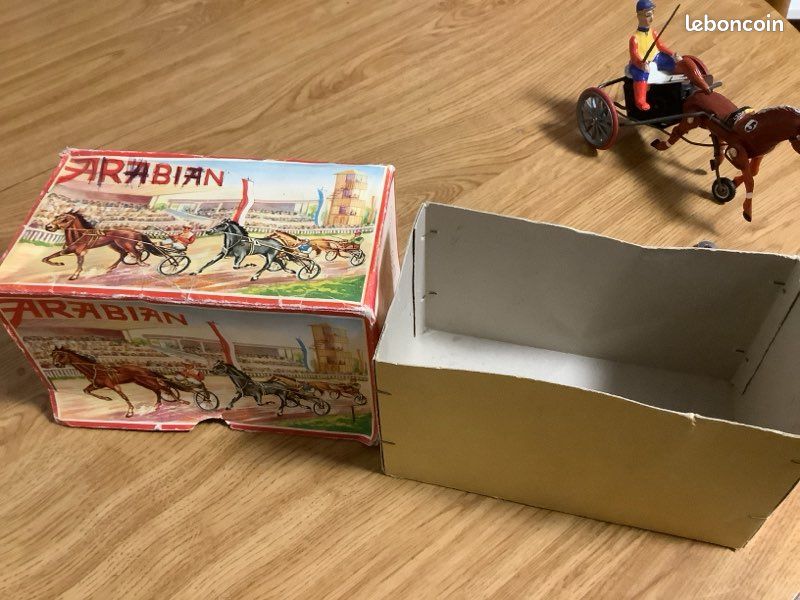 Jouet mécanique en métal (fer blanc) représentant la voiture