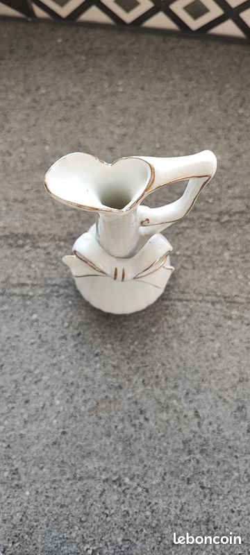 Mini pichet vase vintage en porcelaine blanche et dorée – Style Romantique / Coquette (image 3)