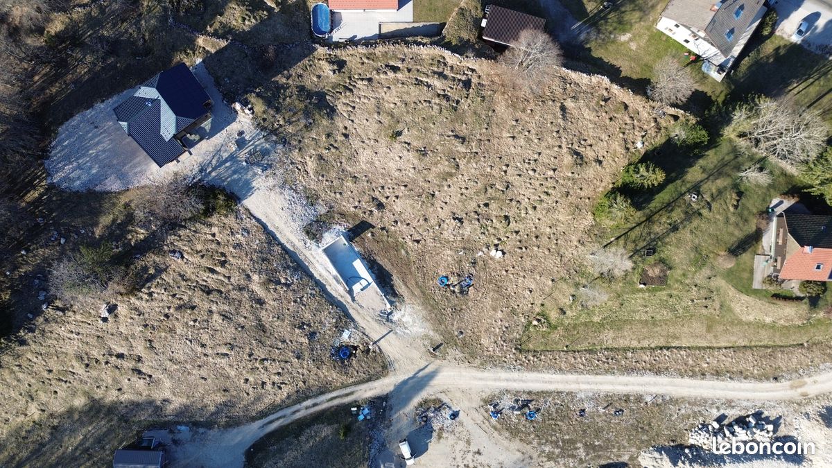 Terrain 1 370 m² · à Lajoux · 189 000 €